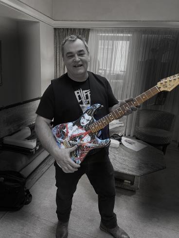 Olivier_Ledroit_guitare_collector_signee_stratocaster